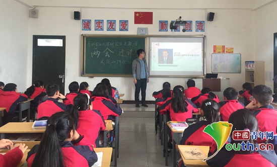 东北农业大学研支团让“两会”走进课堂。图为研支团成员为学生讲解两会热点。刘芮 摄 东北农业大学研支团让“两会”走进课堂。图为研支团成员为学生讲解两会热点。刘芮 摄