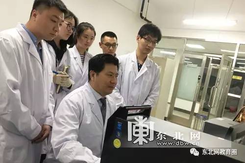 单安山教授和他的学生们。