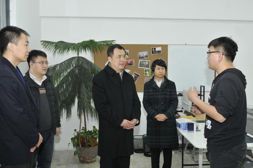 李豪岩与全省首家大学生优秀创业者张琦同学亲切交流