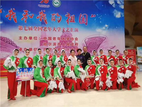 老年大学舞蹈班合影