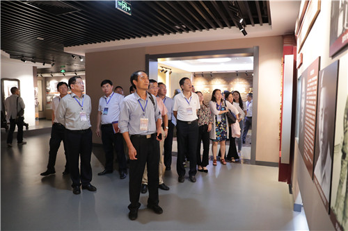 与会人员参观校史馆
