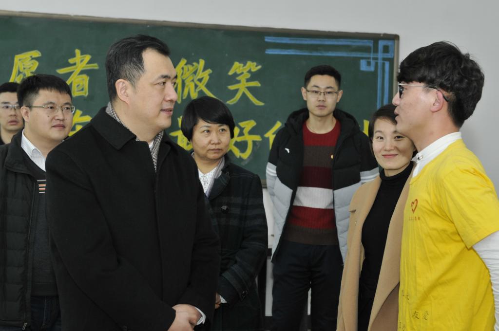 李豪岩与我校志愿者代表亲切交流