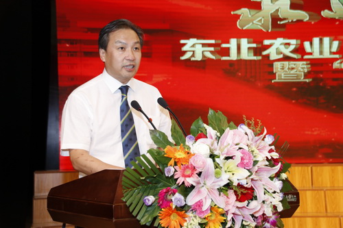 校党委副书记、校长包军宣读了《关于表彰先进基层党组织、优秀共产党员标兵、优秀共产党员和优秀党务工作者的决定》