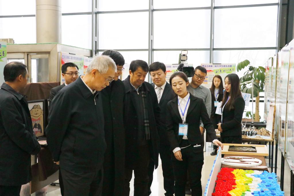 与会领导、嘉宾观看优秀作品展