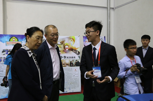 11省教育厅副厅长赵琳参观我校优秀成果展展区