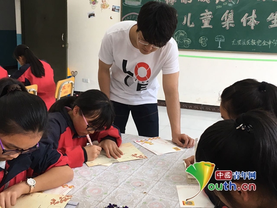 东北农业大学研支团在龙里县开展“放飞纸风筝,献礼母亲节”的主题感恩教育活动。 东北农业大学研支团在龙里县开展“放飞纸风筝,献礼母亲节”的主题感恩教育活动。