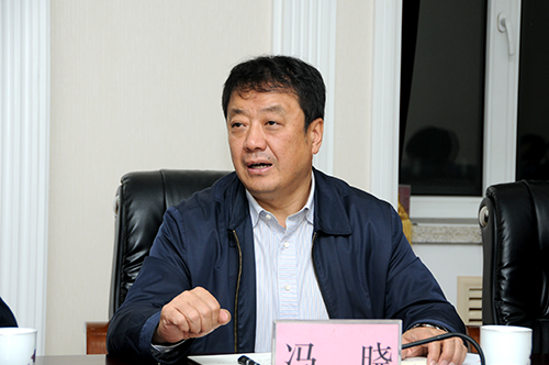 冯晓主持会议并作交流发言