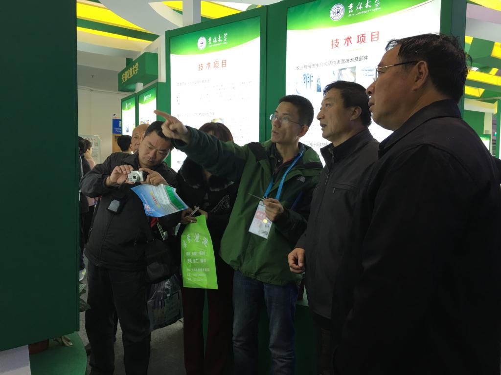 许修宏介绍我校参展成果