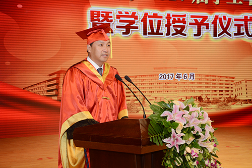校长包军致词