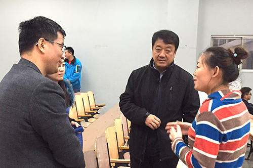 校党委书记冯晓与授课教师课间交流