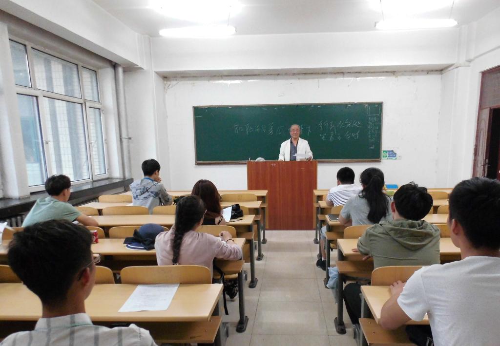 退休教授李英俊为学生授课