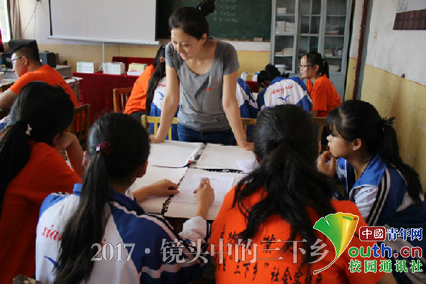 图为国家二级心理咨询师刘钊熠老师为留守儿童进行团体心理辅导。中国青年网 翁晨曦 摄