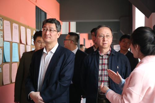 我校工作人员介绍创客空间运营情况