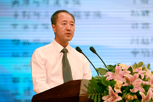校党委副书记马宏坤宣读《关于奖励2017届黑龙江省选调生的决定》