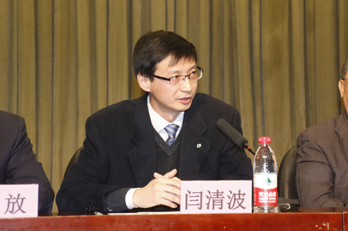 生命科学学院党委书记闫清波主持会议