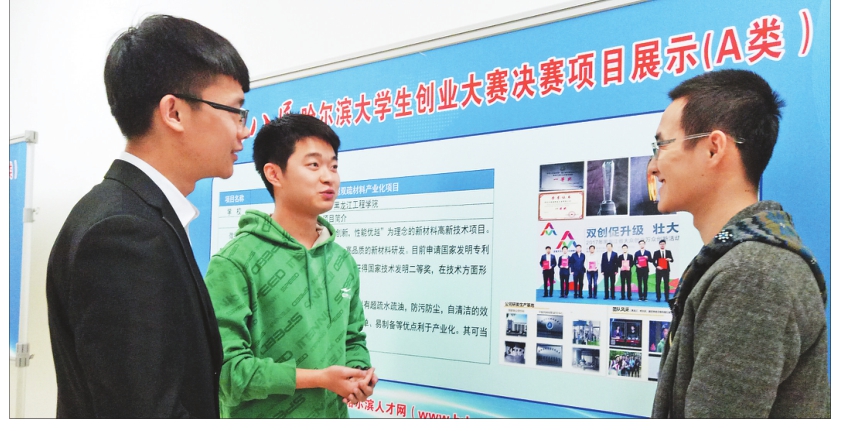 图为参赛选手在交流经验。高明 摄