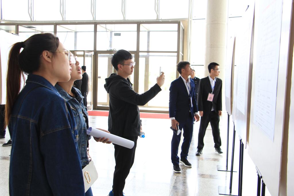 参会学生关注招聘信息