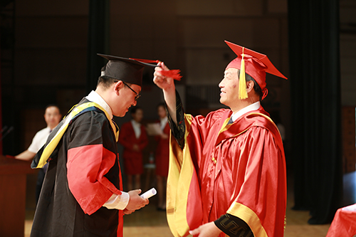 包军为博士生毕业生授予学位