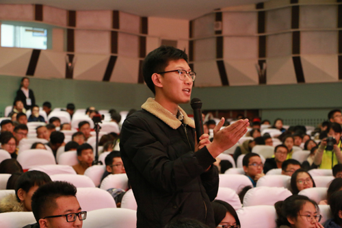 学生对金卫东老师进行现场提问