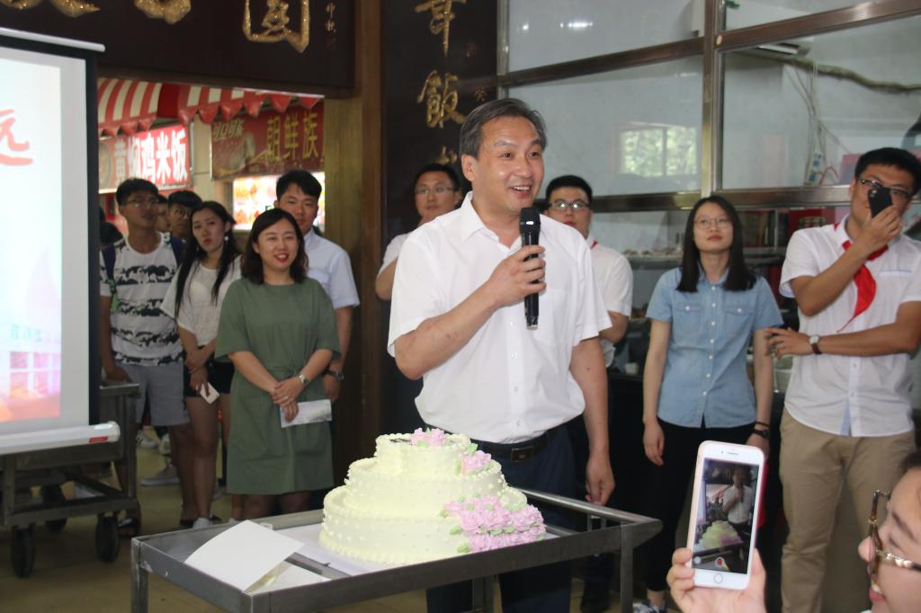 校长包军为动物科学技术学院毕业生寄语