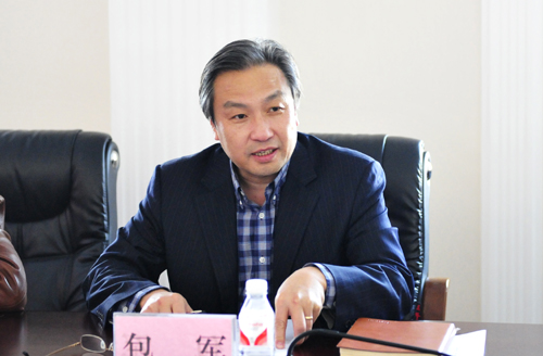 包军在会上传达相关文件