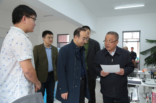 孙登林与创业学生代表探讨项目进展