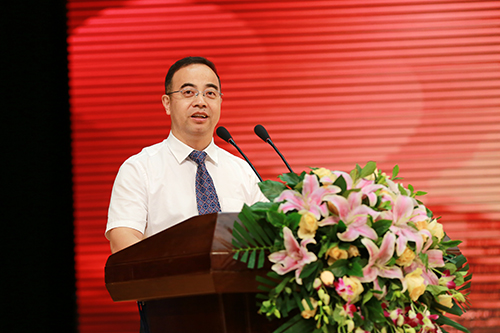 校党委副书记陈延良主持会议并讲话
