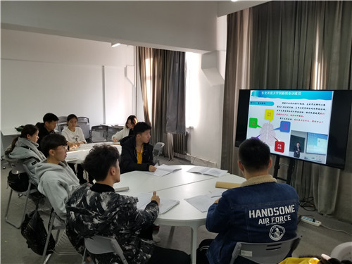 姚碧锋利用直播课堂为学员讲授实训课程