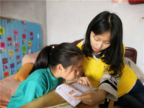 志愿者帮助小学生学习
