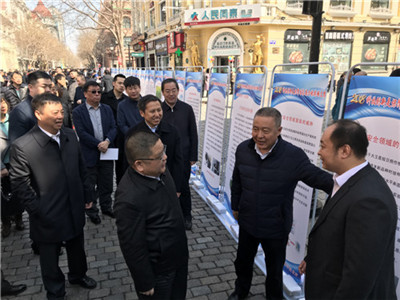 1539250860109550.jpg 2018.4.16校党委书记孙登林带队参加“全民国家安全教育日”宣传活动(李杨介绍我院情况).jpg