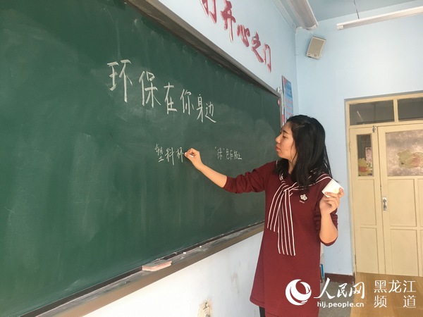 东北农业大学志愿者田雪到通乡小学支教。杨海全 摄