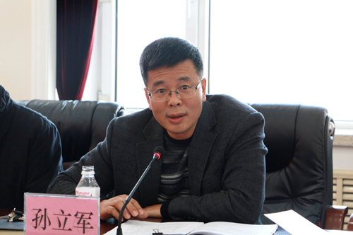 孙立军在会上说明有关文件