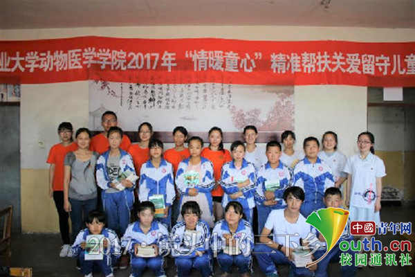 图为刘钊熠老师、实践队员与留守儿童合影留念。中国青年网通讯员 孙静萍 摄