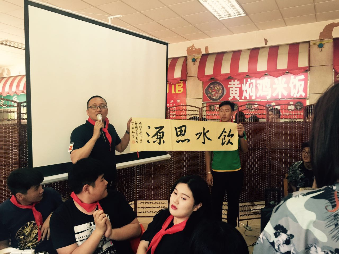 艺术学院党委书记王少逸代表学院接受书法作品