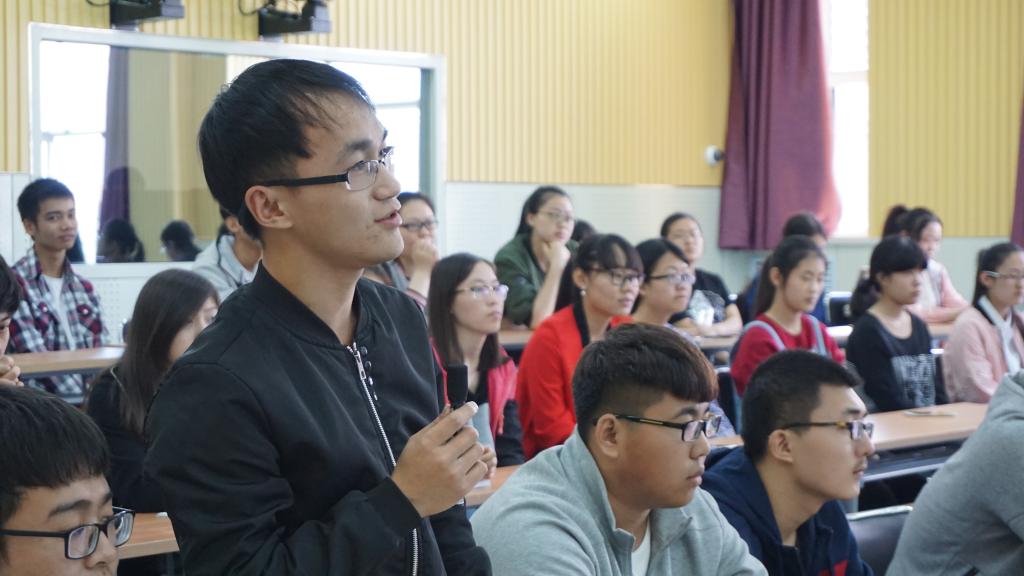 学生进行互动交流