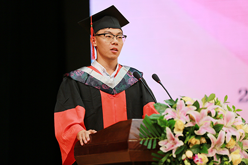 博士毕业生代表魏雨泉发言