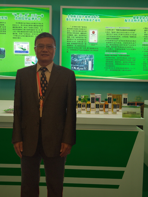 江连洲在展会上