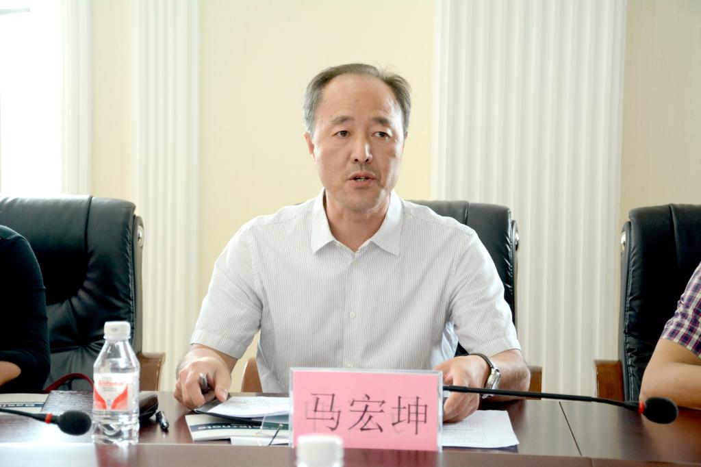 校党委副书记马宏坤作专题工作汇报