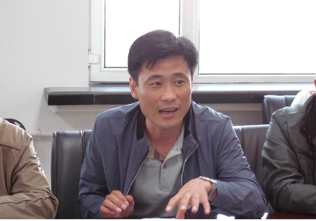 学生工作部部长徐国峰主持开班式
