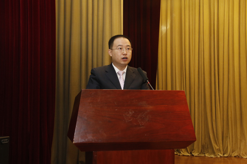 生命科学学院党委副书记高放宣读了《关于颁发2015年第五届秦鹏春教育基金“科研创新奖学金”的决定》