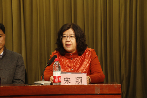 教务处副处长宋颖宣读了《关于命名生物工程1403班为“秦鹏春班”的决定》