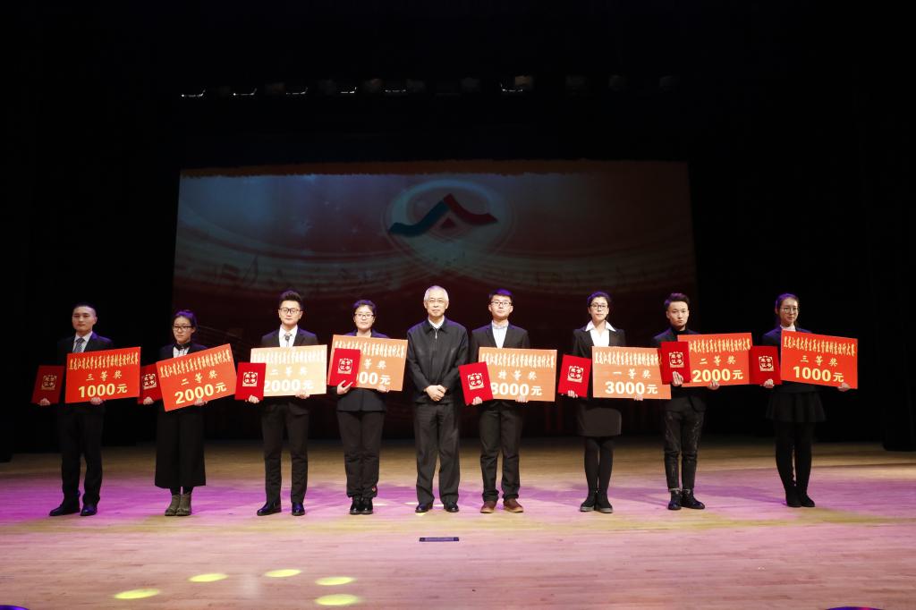 杜宇新为获奖代表颁奖