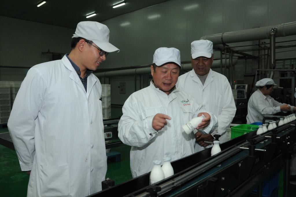 程涛与潘文彪在生产线上为技术工人进行技术讲解