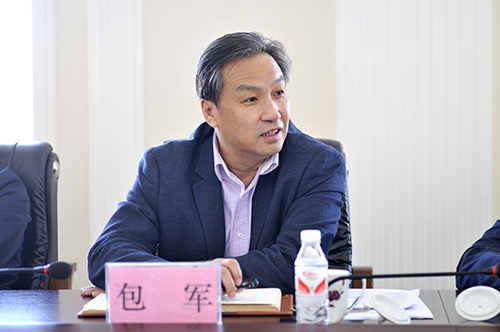 冯晓,包军分别结合自己的工作实际和思想认识,带头进行了深刻的对照