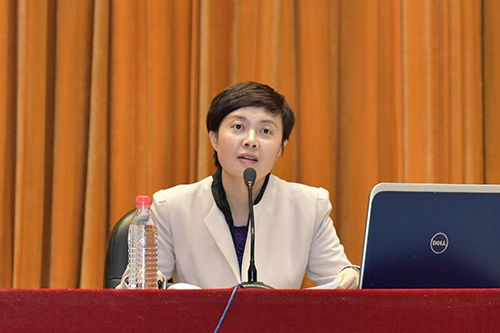 研究生院副院长闫雷介绍学校研究生学籍管理,课程培养和学位授予等