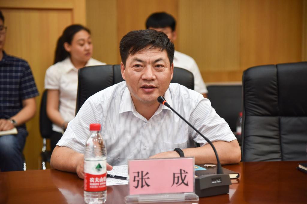 随后,陈延良与张成共同为我校"易班"发展中心揭牌.