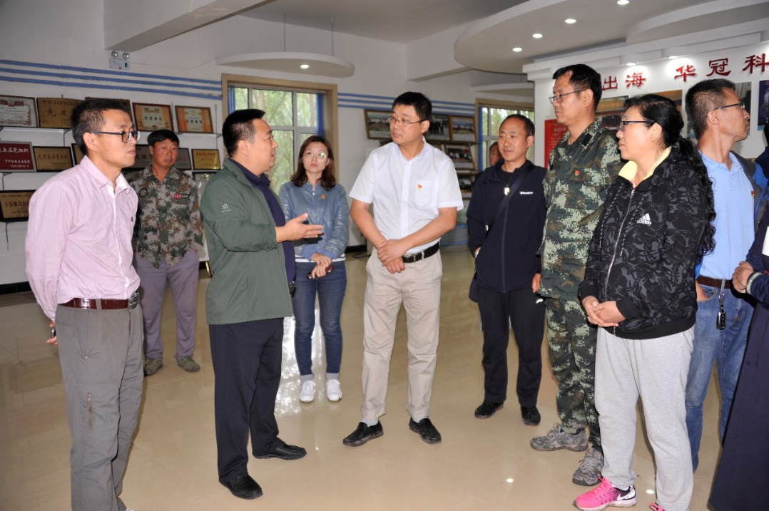 甘南县副县长代友谊介绍兴十四村发展情况通过参观学习,支部全体党员