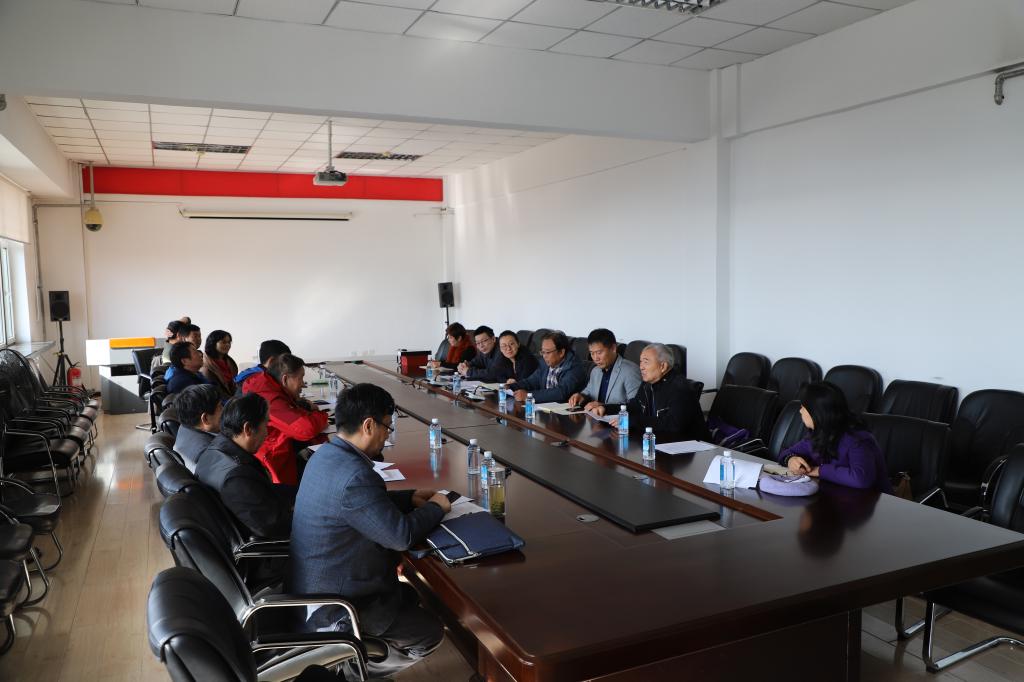 会议现场为加强我校教学督导队伍建设,今年综合考虑督导年龄,学科背景