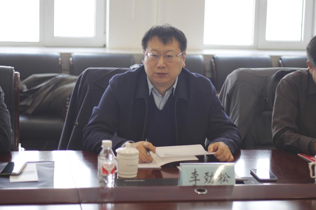 李劲松主持会议会上,李翠霞代表学校致欢迎辞.